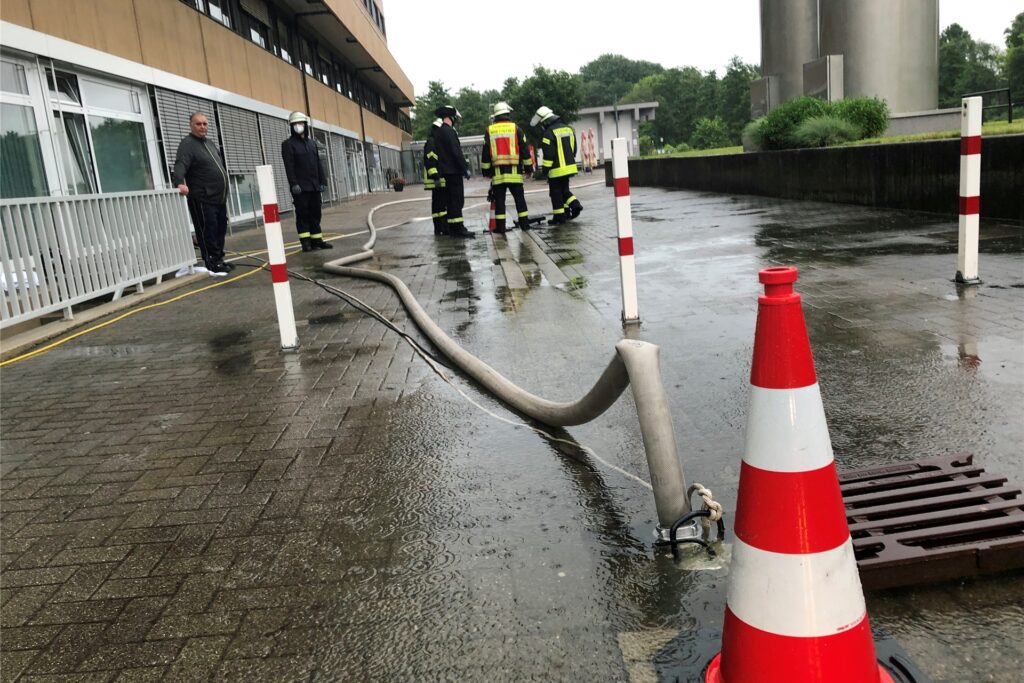 Starkregen Anfang Juli: Die Feuerwehr pumpte gemeinsam mit dem THW das Wasser aus dem Keller des Christophorus-Krankenhauses. Starkregen Anfang Juli: Die Feuerwehr pumpte gemeinsam mit dem THW das Wasser aus dem Keller des Christophorus-Krankenhauses.