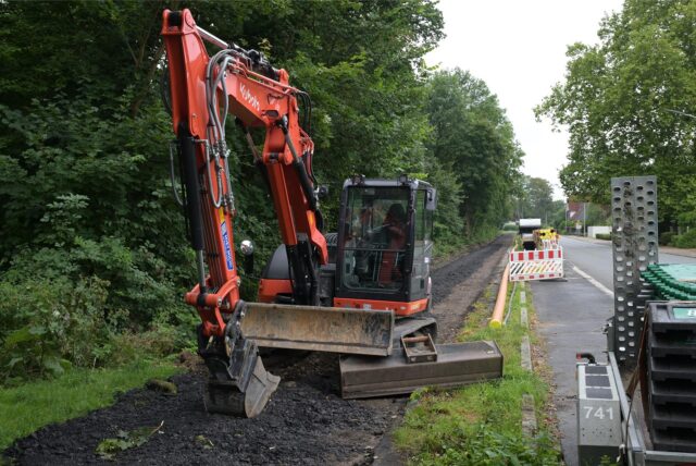 Ein Bagger steht auf der Baustelle auf der Borker Straße.