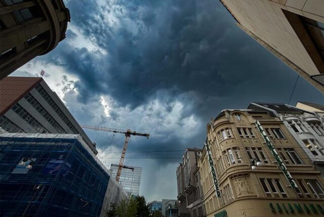 Über der Dortmunder Innenstadt ist es mittlerweile ziemlich düster.