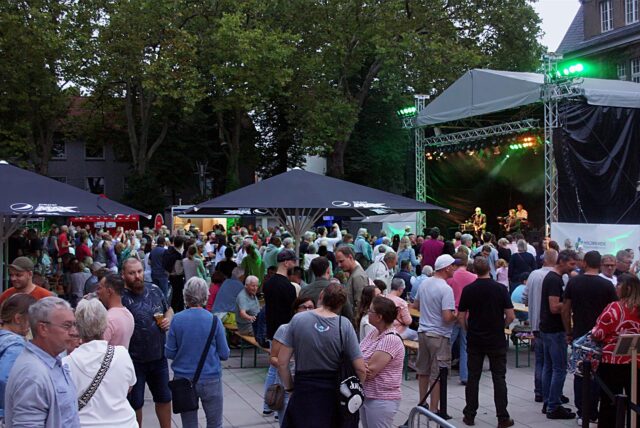 Viele Besucher stehen beim Holzwickeder Sommer auf dem Marktplatz vor der Bühne.