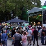 Viele Besucher stehen beim Holzwickeder Sommer auf dem Marktplatz vor der Bühne.