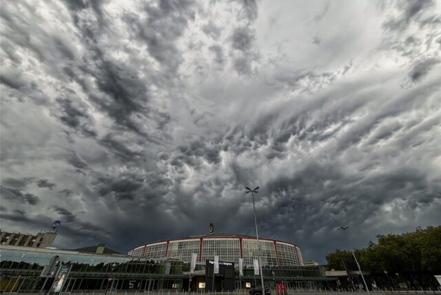 Dunkle Wolken über der Westfalenhalle in Dortmund