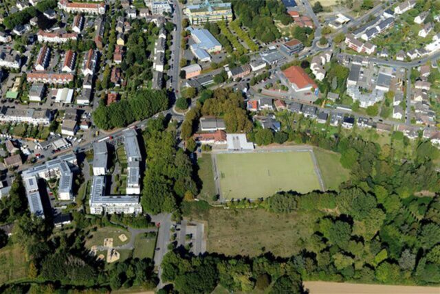 Ein Luftbild zeigt das Gelände des ehemaligen Freizeitallwetterbades in Schwerte und den angrenzenden Fußballplatz von oben.