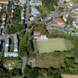 Ein Luftbild zeigt das Gelände des ehemaligen Freizeitallwetterbades in Schwerte und den angrenzenden Fußballplatz von oben.