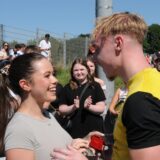 Yannick Büscher herzt seine Verlobte Alessa Pyrkosch. Der Ring ist an ihrem Finger. Sie strahlt ihm entgegen.