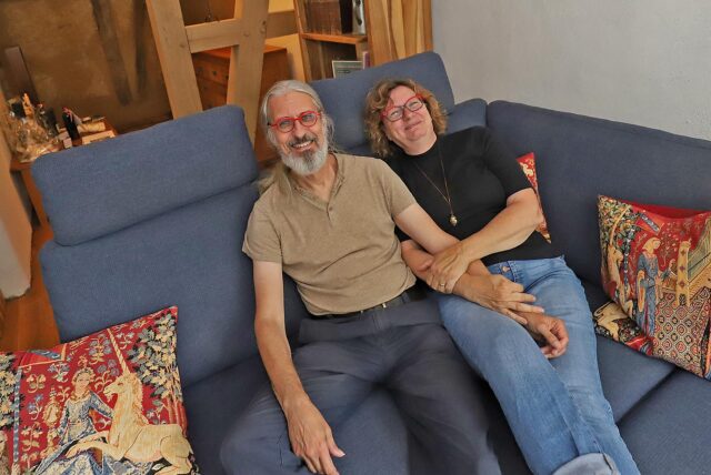 Patricia und André Brust im frisch renovierten Wohnzimmer ihres Fachwerkhauses.