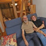 Patricia und André Brust im frisch renovierten Wohnzimmer ihres Fachwerkhauses.