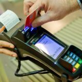 Eine EC-Karte wird für einen Einkauf in ein Kartenlesegerät gesteckt.