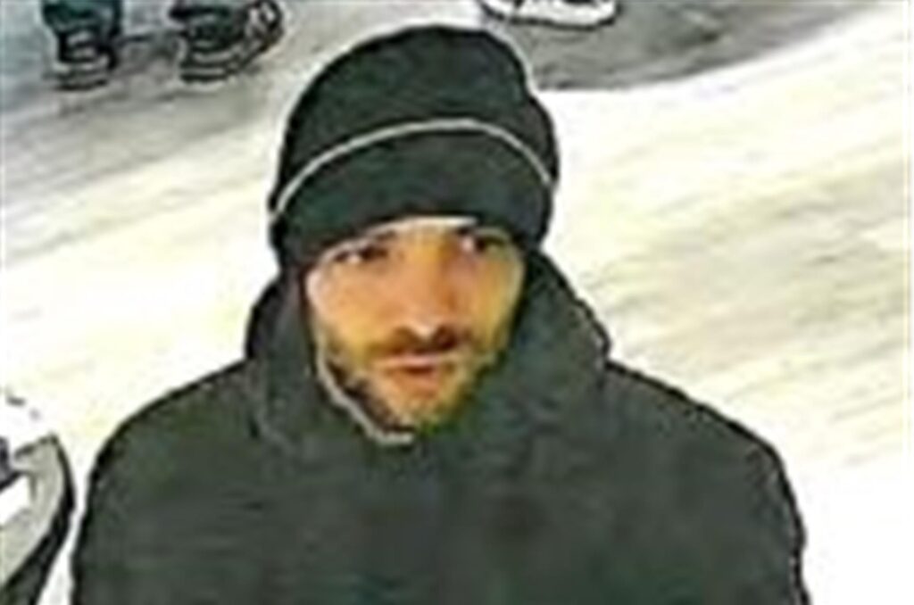 Lichtbild eines unbekannten Mannes, der von der Polizei Schwerte gesucht wird.