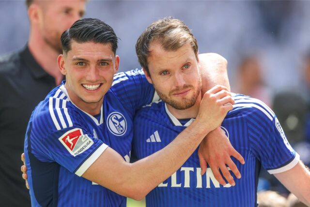 11.05.2024, Fussball, 2. Bundesliga, 33. Spieltag, Saison 2023/2024, FC Schalke 04 – Hansa Rostock, v. l. Yusuf Kabadayi (FC Schalke 04), Thomas Ouwejan (FC Schalke 04) Foto: Tim Rehbein/RHR-FOTO