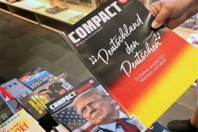 Eine Mitarbeiterin einer Bahnhofsbuchhandlung hält eine Ausgabe des Magazins «Compact», um es danach aus dem Sortiment zu nehmen.