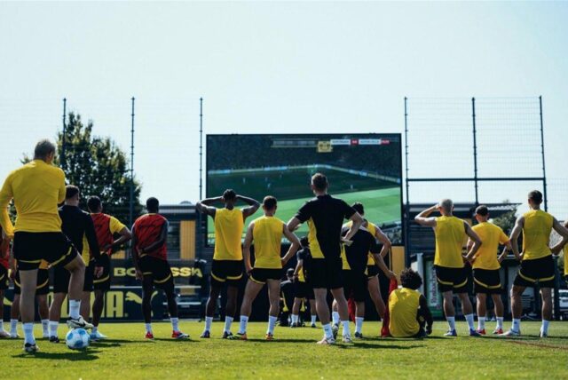 Die BVB-Spieler schauen auf die neue LED-Leinwand.