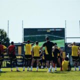 Die BVB-Spieler schauen auf die neue LED-Leinwand.
