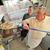 Angelo (links) und Salvatore Santoro stehen in der Küche der Pizzeria Taormina an der Friedrich-Ebert-Straße in Unna.