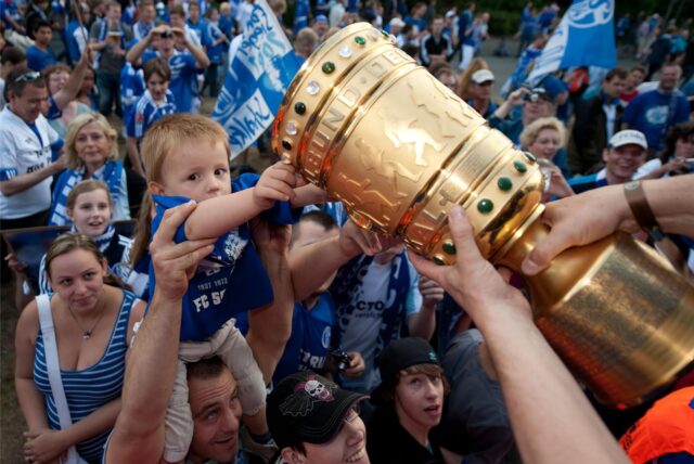 Ein junger Fan fasst am Sonntag (22.05.2011) in Gelsenkirchen während eines Autokorsos an den Pokal. Schalke ist Deutscher Pokalsieger 2010/2011. Foto: Bernd Thissen dpa/lnw ++ +++ dpa-Bildfunk +++