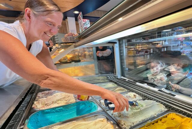 Ulrike Höltermann serviert Eis in der Bäckerei Höltermann