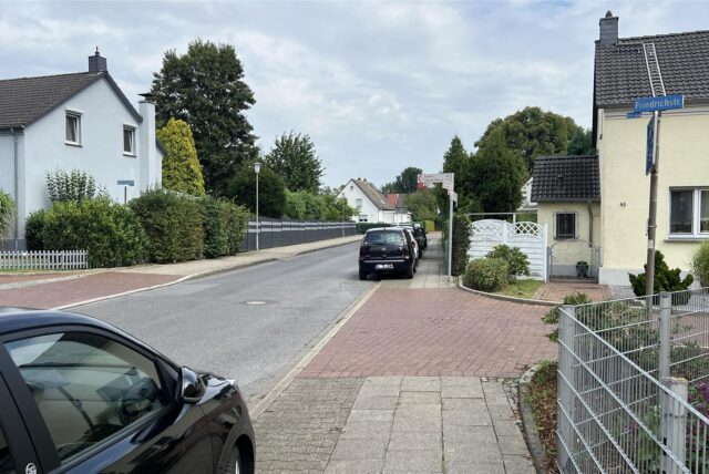 An einer Straßenkreuzung in Unna parken Autos