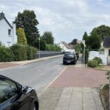 An einer Straßenkreuzung in Unna parken Autos