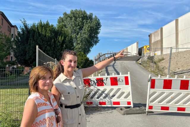 Hier zeigt Alexandra Ilendo (r.) auf das Loch Richtung Autobahn. Neben ihr steht ihre Mutter Eva Ilendo (l.) – sie wird von dem Licht und dem Lärm regelmäßig wach.