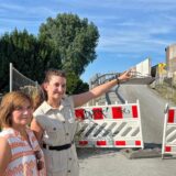 Hier zeigt Alexandra Ilendo (r.) auf das Loch Richtung Autobahn. Neben ihr steht ihre Mutter Eva Ilendo (l.) – sie wird von dem Licht und dem Lärm regelmäßig wach.