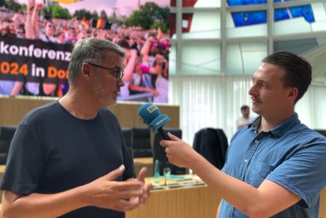 Oberbürgermeister Thomas Westphal wird von Ruhr Nachrichten-Reporter Tim Hübbertz interviewt.