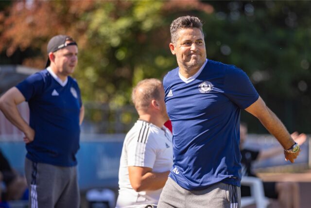 Kurtulus Öztürk, Trainer des Holzwickeder SC, ärgert sich an der Seitenlinie.