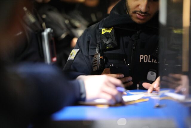 Ein Polizist schreibt einen Bericht.