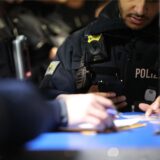 Ein Polizist schreibt einen Bericht.