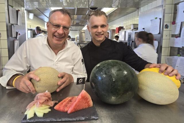 Melonen sind erstaunlich vielseitig – und außerordentlich gesund. Vor allem die Wassermelone. Obwohl sie zu 90 Prozent aus Wasser besteht, wimmelt es darin von Vitaminen. Günther Overkamp hält eine Charantais-Melone in den Händen. Marc Todtschinder, zuständig für die kalte Küche, präsentiert eine Wassermelone, eine Netz- und eine Honig-Melone.