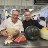 Melonen sind erstaunlich vielseitig – und außerordentlich gesund. Vor allem die Wassermelone. Obwohl sie zu 90 Prozent aus Wasser besteht, wimmelt es darin von Vitaminen. Günther Overkamp hält eine Charantais-Melone in den Händen. Marc Todtschinder, zuständig für die kalte Küche, präsentiert eine Wassermelone, eine Netz- und eine Honig-Melone.