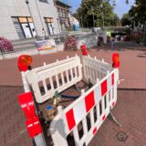 Am Ende der Unnaer Fußgängerzone, zwischen dem Einkaufscenter Neue Mühle und dem Rathaus, müssen Passanten um Gelsenwasser-Absperrungen manövrieren.