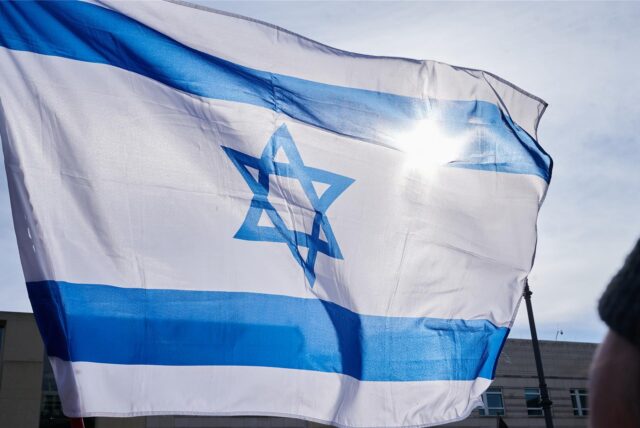 Eine israelische Flagge weht vor dem Brandenburger Tor zur Solidaritätskundgebung gegen den Hamas-Angriff.