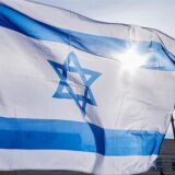 Eine israelische Flagge weht vor dem Brandenburger Tor zur Solidaritätskundgebung gegen den Hamas-Angriff.