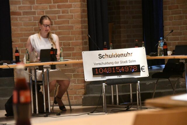 Eine Mahnung für die Zukunft: CDU-Fraktionsvorsitzende Claudia Mors-Böckenbrink hatte zur Ratssitzung die Schuldenuhr der CDU mitgebracht, die die Verschuldung der Stadt Selm aufzählt. Wobei die dort aufgeführten mehr als 104 Millionen Euro Altschulden wohl mittlerweile auf mehr als 107 Millionen Euro aktuell angewachsen sind.