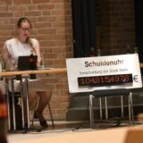 Eine Mahnung für die Zukunft: CDU-Fraktionsvorsitzende Claudia Mors-Böckenbrink hatte zur Ratssitzung die Schuldenuhr der CDU mitgebracht, die die Verschuldung der Stadt Selm aufzählt. Wobei die dort aufgeführten mehr als 104 Millionen Euro Altschulden wohl mittlerweile auf mehr als 107 Millionen Euro aktuell angewachsen sind.