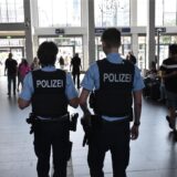 Bundespolizisten stehen im Hauptbahnhof in Dortmund