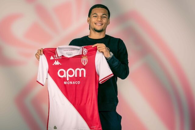 Paris Brunner präsentiert das Trikot der AS Monaco.
