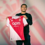 Paris Brunner präsentiert das Trikot der AS Monaco.