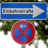 Nahaufnahme eines Straßenschildes: Einbahnstraße.