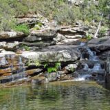 Hier rauscht der Bach – an den Cascades d’Aitone hat er sich unter hochstämmigen Kiefern ein tiefes Becken in den Felsen gegraben.