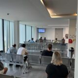 Einige Menschen sitzen im Wartebereich des Bürgerbüros im Kreishaus in Unna.