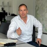 Ulrich Schipp, Wirtschaftsförderer der Stadt Kamen, an seinem Schreibtisch. An der Wand hängt ein Stadtplan der Stadt Kamen.