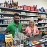 Sanujan Navaratnam und Ruth Wunder im neuen Tabak- und Lotto-Geschäft im Rathaus-Center.