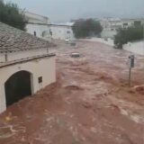 Braune Wassermassen fließen zwischen den Häusern bei schwerem Unwetter.