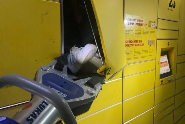 Einsatzkräfte der Feuerwehr Dortmund befreien einen eingeschlossenen Jugendlichen aus dem Fach einer Packstation.