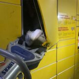 Einsatzkräfte der Feuerwehr Dortmund befreien einen eingeschlossenen Jugendlichen aus dem Fach einer Packstation.