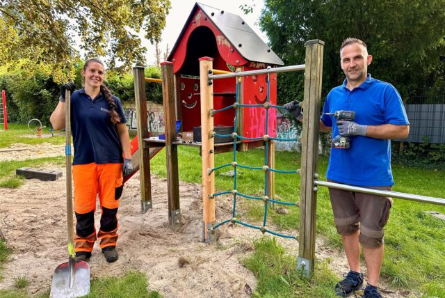 Gärtnerin Sarah Foitzik (Spielplatzkolonne) und der Schreiner Remi Sikora haben ein Spielgerät am Unkeler Weg repariert.