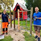 Gärtnerin Sarah Foitzik (Spielplatzkolonne) und der Schreiner Remi Sikora haben ein Spielgerät am Unkeler Weg repariert.