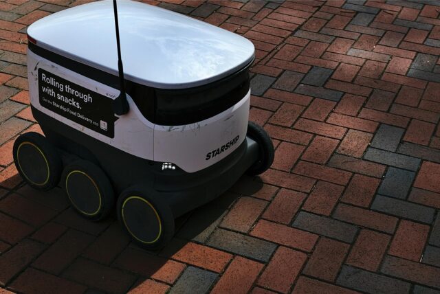 Ein Roboter der Marke Starship in Nahaufnahme,