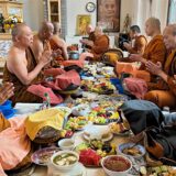 Buddhistische Mönche im neuen Tempel in Holzwickede beten vor der Einnahme der Speisen.